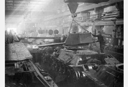 Установка башен на конвейер окончательной сборки танков Т-34, 1942 г